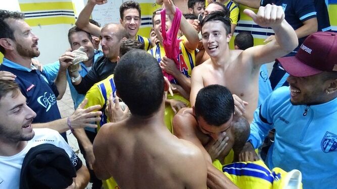 Los jugadores del Isla Cristina celebran la victoria en el vestuario.