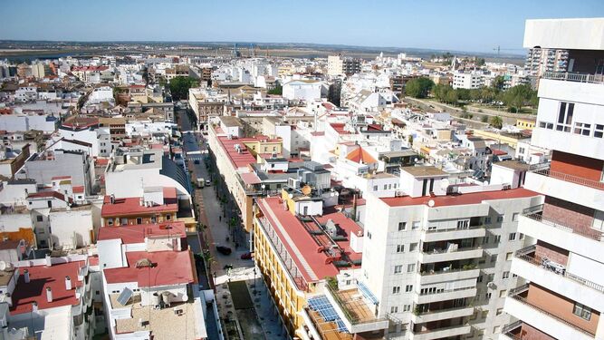 Vista general de la capital onubense desde la Plaza del Punto a través de la Gran Vía.
