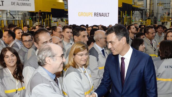 Pedro Sánchez en su visita  a la planta de Renault.