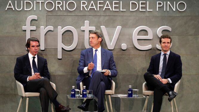José María Aznar, el director de la fundación Rafael del Pino, Vicente J. Montes Gan, y Pablo Casado, ayer en Madrid.