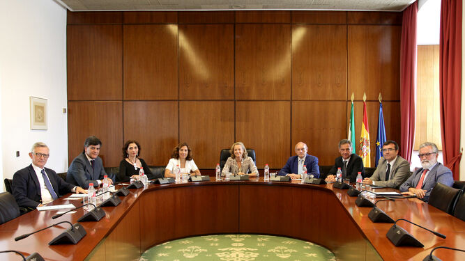 María Luisa Alejandre (en el centro) preside la primera reunión de la Junta Electoral