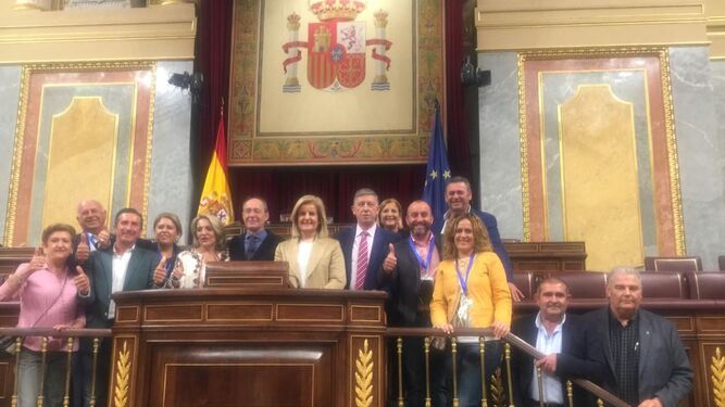 Miembros de la plataforma, junto a los diputados del PSOE y PP en el Congreso tras la aprobación de la ley.