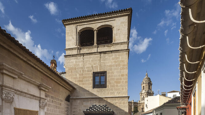 Acceso principal del Museo Picasso Málaga, con la torre del Palacio de Buenavista.