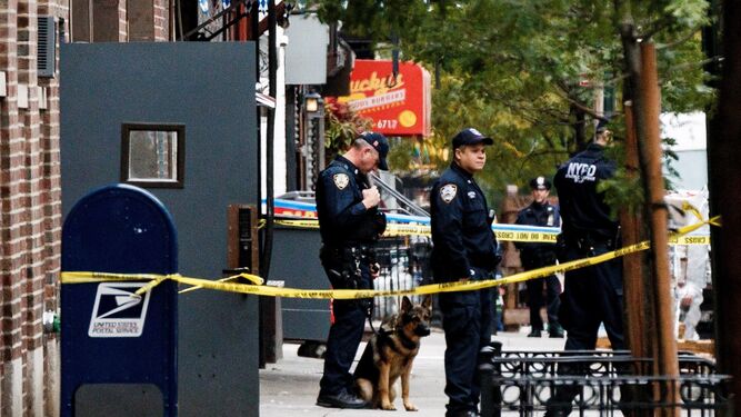 La policía de Nueva York investiga uno de los paquetes sospechosos.