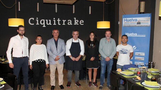 Los integrantes de la Tertulia Deportiva de 'Huelva Información', en el Gastrobar Ciquitrake.