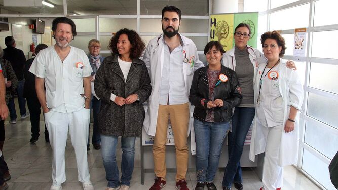 Juan Manuel Oropesa y Clara Ortiz -centro- junto al equipo de Enfermería de Neurología.