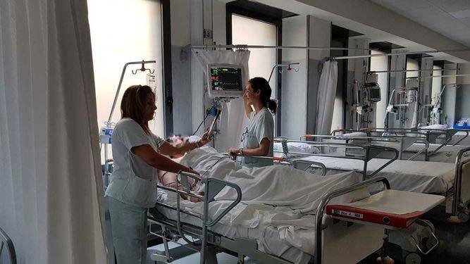 Dos enfermeras atienden a un paciente en la Unidad de Ictus del Juan Ramón.