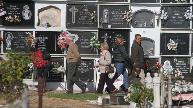 Im&aacute;genes del d&iacute;a de todos los Santos en el cementerio de Huelva