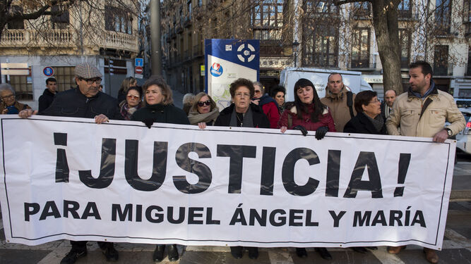 La familia de Miguel Ángel y María pidiendo justicia en Granada, ante el TSJA, en enero