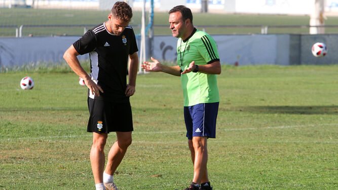 Salmerón dialoga con Lolo Plá durante una sesión de entrenamiento llevada a cabo en la Ciudad Deportiva del Decano.
