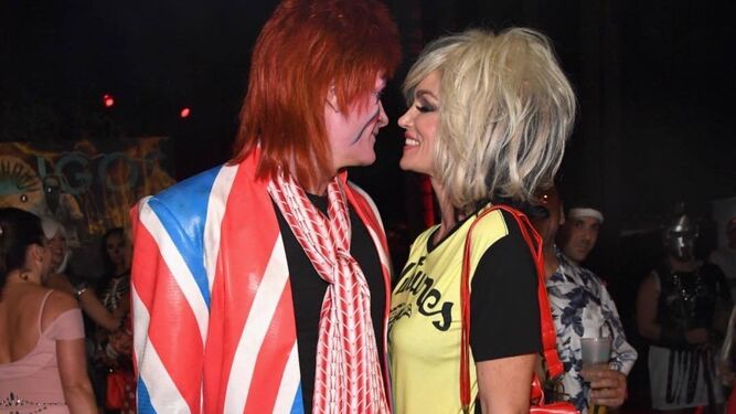 Cindy Crawford celebr&oacute; Halloween disfrazada de Debbie Harry (Blondie). En la foto aparece junto a Rande Gerber caracterizado como David Bowie.