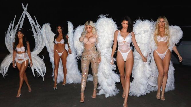 Las Kardashian no dejaron indeferente a nadie asistiendo a las celebraciones de Halloween como &aacute;ngeles de Victoria's Secret, con alas reales de los desfiles de la firma de lencer&iacute;a, con la que Kendall debutar&aacute; como &aacute;ngel pr&oacute;ximamente.