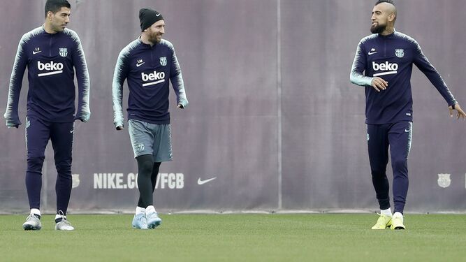Messi y Arturo Vidal, durante el entrenamiento de ayer en la ciudad deportiva del Barcelona.