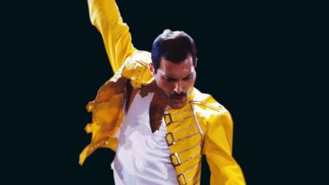 El cantante Freddie Mercury, líder de Queen, en su más emblemática pose