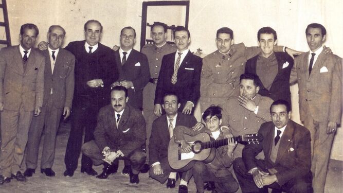 En en centro de la imagen, Niño Miguel con su inseparable guitarra en el año 1962.