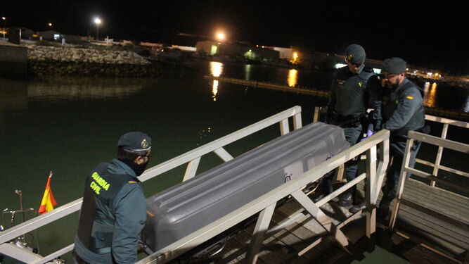 Los cad&aacute;veres de tres migrantes recuperados por la Guardia Civil llegan al puerto de Barbate.