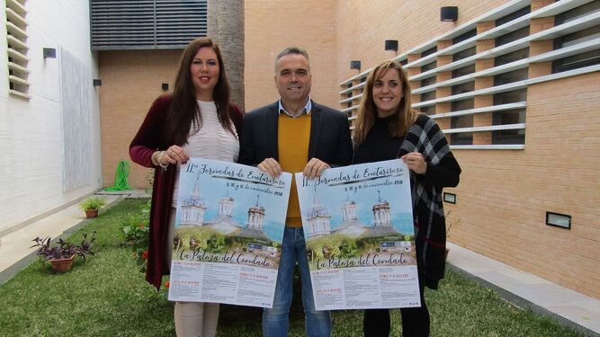 El alcalde de La Palma con el cartel anunciador.