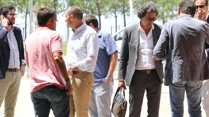 El consejo de administración recreativista departe en la puerta del Nuevo Colombino con Juanma López y sus abogados en la primera visita de estos al estadio albiazul.