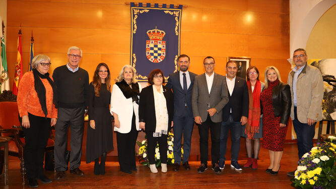 Foto de familia de la premiada con autoridades, representantes de la Fundación y amigos.