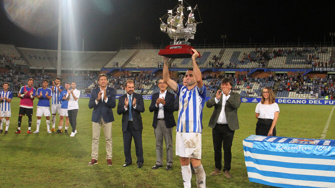 Antonio Núñez levanta la carabela de plata de ganador como capitán en la pasada edición.