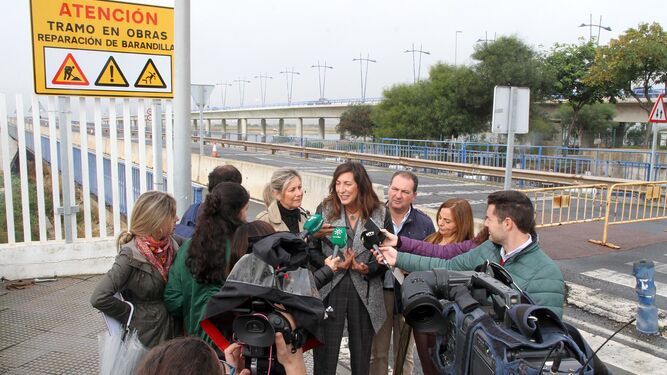 Loles López, Ana Mora y David Toscano, tienden a los medios  junto al puente sifón.