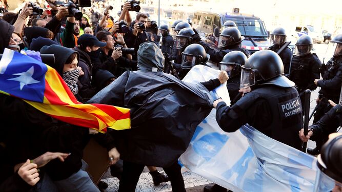 Cargas policiales durante la manifestación de los Comités de Defensa de la República este sábado en Barcelona.