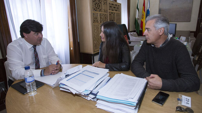 Gabriel Cruz reunido con Esperanza Ornedo, ayer en el Ayuntamiento de Huelva.