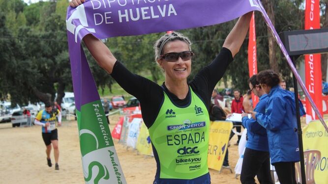La campeona de España Rocío Espada en el momento de cruzar la meta.