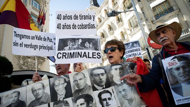Colectivos de la Memoria Histórica frente al Congreso para exigir la exhumación de los restos de Franco.