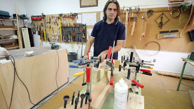 Antonio Dovao posa en el taller de La Cavaera