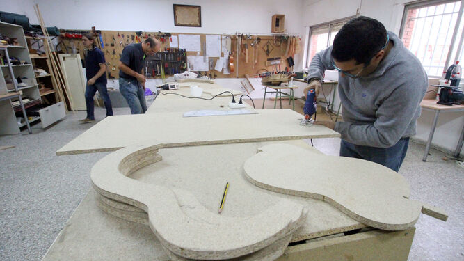 Los alumnos trabajan la madera en el taller de Antonio Dovao