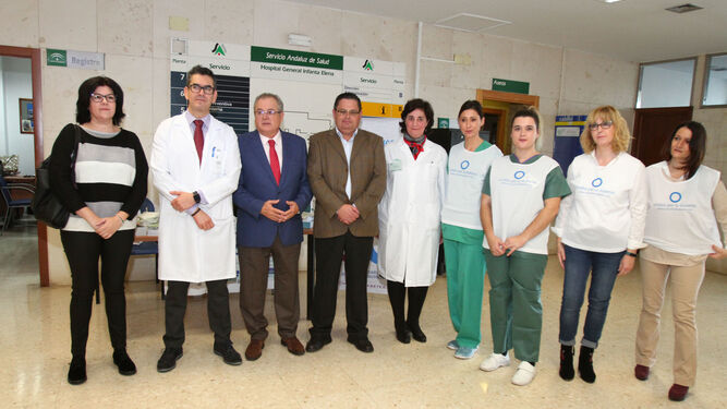 Foto de familia en el Día Mundial de la Diabetes para visibilizar la enfermedad en el Hospital Infanta Elena
