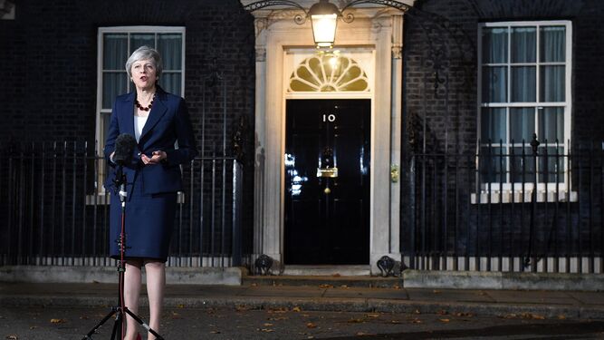 Theresa May comparece ante los medios en la entrada de Downing Street.
