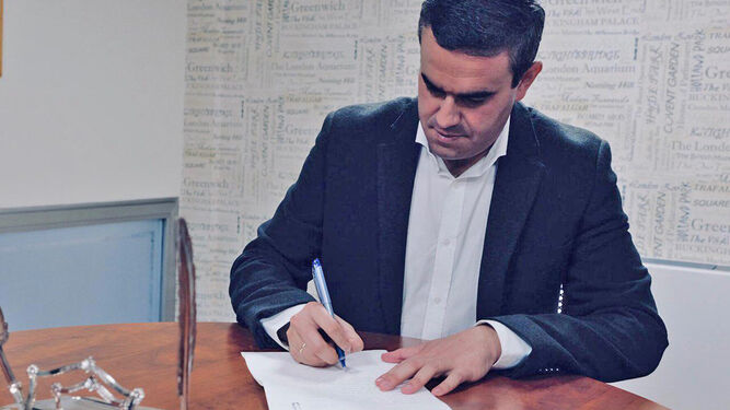 José Ortiz, firmando ayer su compromiso en una notaría