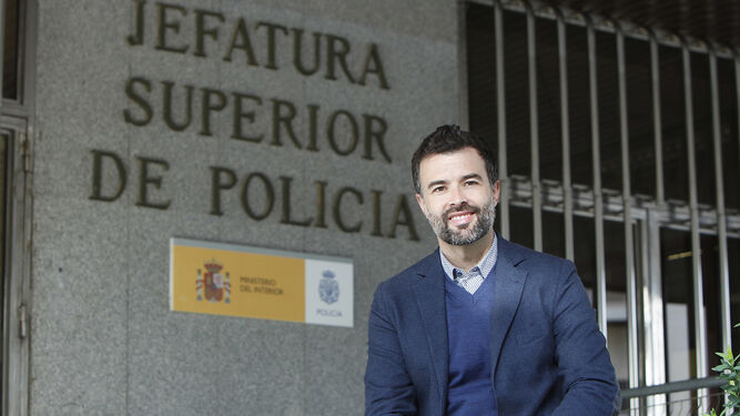Pau Cambronero, en la puerta de la Jefatura Superior de Policía de Sevilla