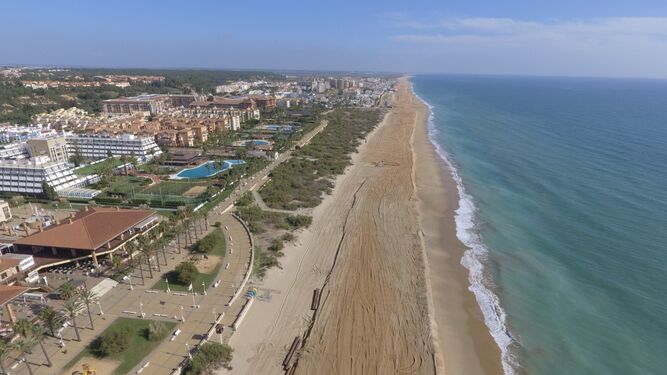 Vista aérea de la costa onubense con resultados de las actuaciones de regeneración.