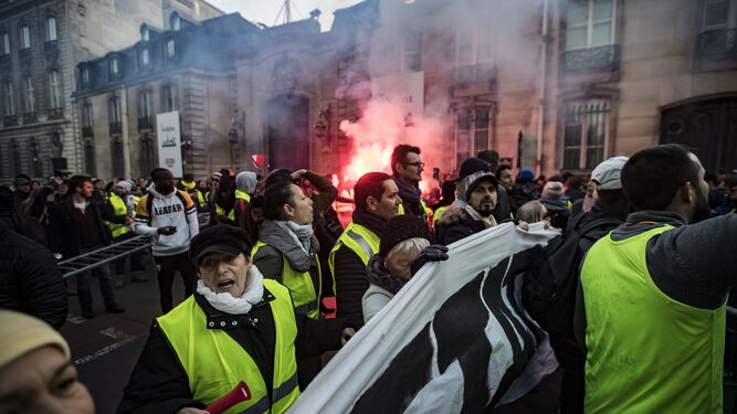 Un muerto y más de 200 heridos en las protestas en Francia por la subida del combustible