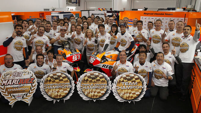 Márquez, Pedrosa y todo el Repsol Honda Team, celebrando el triplete -Mundial de pilotos, de equipos y de constructores- ayer en Valencia.