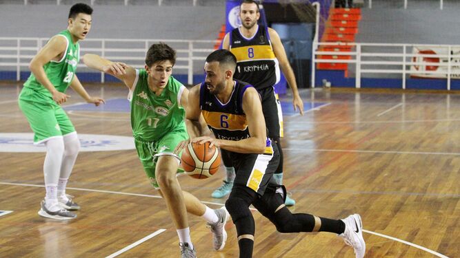 Partido de baloncesto en el Andrés Estrada entre el Krypteia  Capital  y el Betis Energía Plus