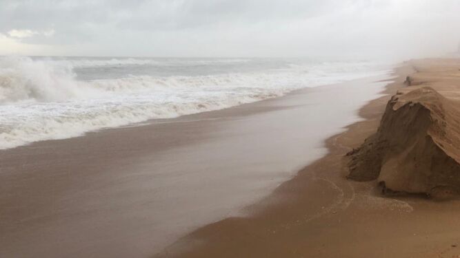 Playa de La Antilla, zona del Lolo Tejero, la m&aacute;s afectada del a&ntilde;o pasado y reci&eacute;n regenerada, donde parte de la arena se la volvi&oacute; a llevar el mar.
