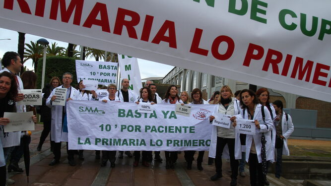 Protesta de los médicos onubenses en las Cocheras del Puerto.