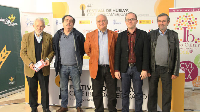 Antonio Checa posa con los responsables del IV Encuentro Iberoamericano de Prensa, del OCIb 2018 y el Festival de Huelva.