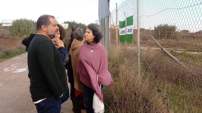 Los candidatos de Adelante Andalucía, en los terrenos del Chare de Bollullos.