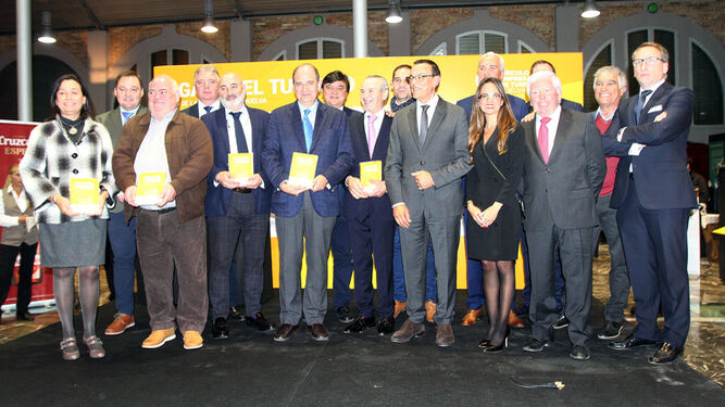 Foto de familia de los premiados en la I Gala del Turismo junto a las principales autoridades y representantes del sector que asistieron al acto.