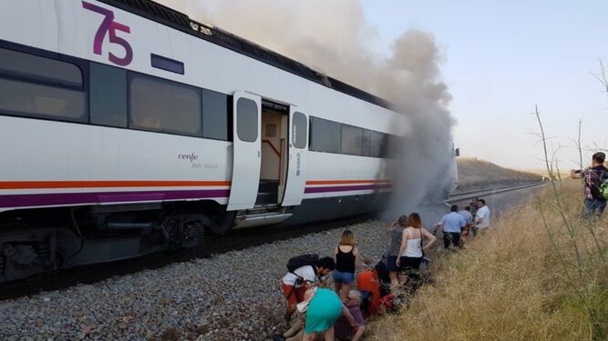 Viajeros apeados de un tren el pasado mes de junio tras una incidencia.