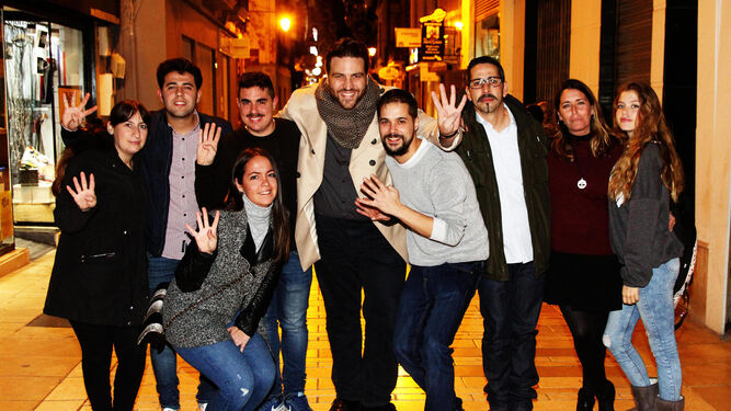 El chef Xanty Elías junto con los miembros de su familia y equipo tras conocer la noticia de la renovación de la estrella Michelin