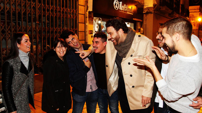 El chef Xanty Elías junto con los miembros de su familia y equipo tras conocer la noticia de la renovación de la estrella Michelin