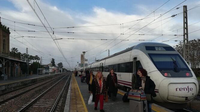 Evacuación en la Palma de pasajeros que viajaban en el tren con destino a Madrid, debido a una avería.