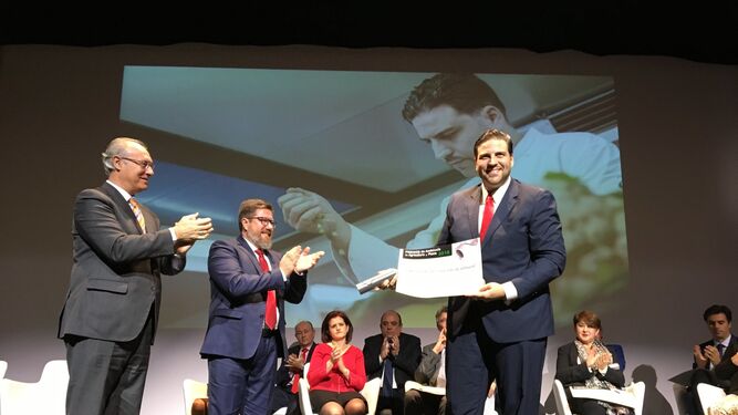 Xanty Elías recibe el premio de la Junta por su labor de divulgación en Prenauta