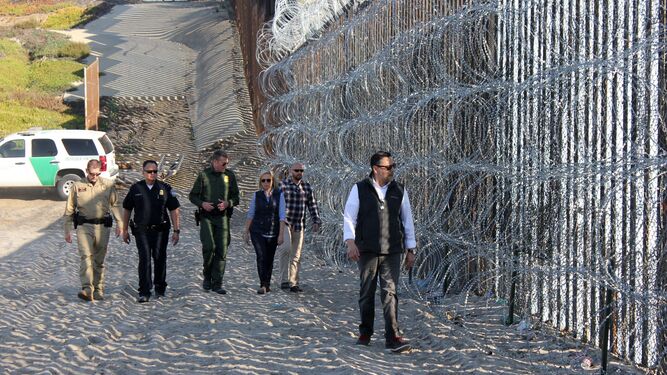Kirstjen Nielsen, secretaria del Departamento de Seguridad Nacional de EEUU, inspecciona la valla con México.